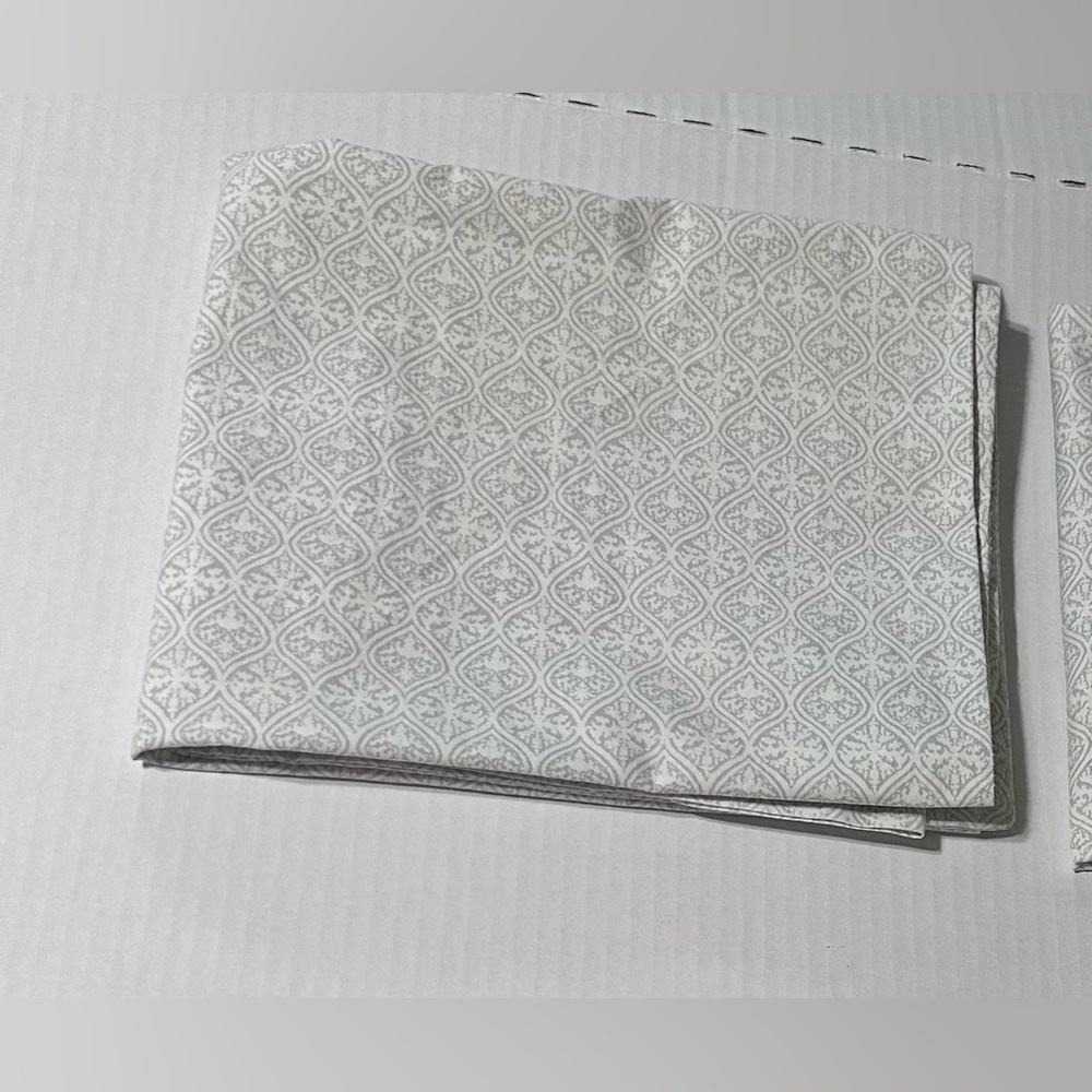 Ralph Lauren 100% Cotton Light Gray Medallion Pattern - Set of 2 Std Pillowcases